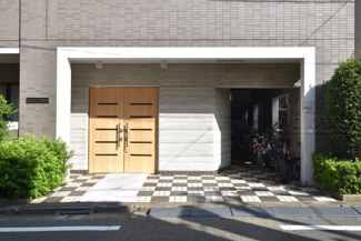 【エントランス】 | お客様を、そして住人を出迎えてくれるマンションのエントランス。ゴミが落ちていないことからも、管理状態の良さや住民の節度の高さが見て取れます。