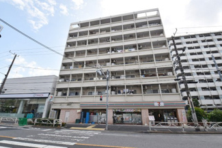 【外観】 | 即日のご見学も可能です！お気軽にお問い合わせください！
手入れの行き届いた外壁やエントランスなど、「見ればわかる」レベルで清潔感を保ったマンションです。築年数を感じさせない姿で皆様をお出迎えします。