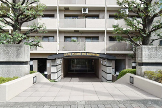 【エントランス】 | オートロックを備えた、マンションのエントランス。やはりセキュリティの観点は欠かすことができません。皆様を“安全”に送り出し、出迎えてくれます。～即日のご見学可能～　お問合せはお気軽にどうぞ。