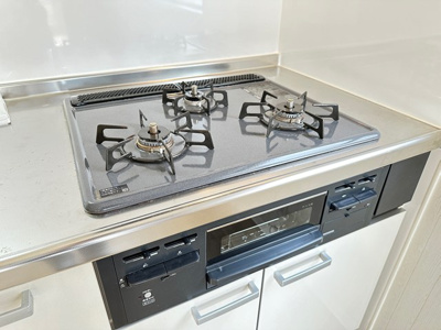 【キッチン】 | リバーハイツ麻生 | 3口ガスコンロ/グリル付きシステムキッチンです☆3口コンロは複数の調理を同時にできるので時短にもGOOD☆