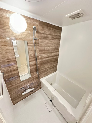 【浴室】 | リバーハイツ麻生 | 家族の入浴時間がずれても温められる追い焚き機能付きのバスルーム☆お風呂に浸かって一日の疲れもすっきりリフレッシュ♪