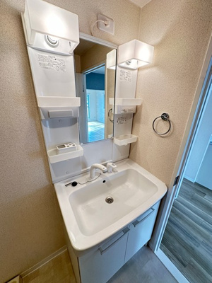 【洗面所】 | リバーハイツ麻生 | 洗髪洗面化粧台で忙しい朝にも寝癖の付いた頭にも優しい☆お化粧するときにも大活躍です♪