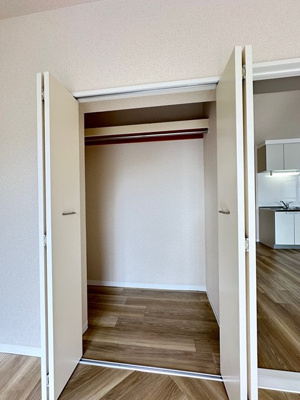 【収納】 | リバーハイツ麻生 | 南西向き洋室6帖のお部屋にあるクローゼットです！お洋服もしわにならず、キレイに収納できます☆