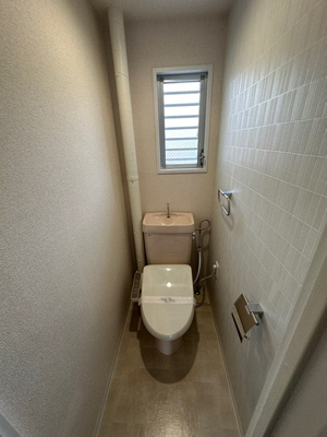 【トイレ】 | リバーハイツ麻生 | トイレは温水洗浄便座付き♪人気のバストイレ別です♪窓のあるトイレで換気もOK☆嫌なニオイがこもりません♪横にはタオルを掛けられるハンガーもあります♪