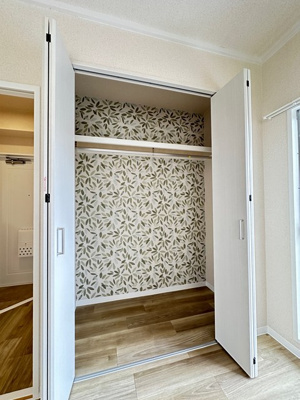 【収納】 | リバーハイツ麻生 | 玄関側、洋室6帖のお部屋にあるクローゼットです！洋室のお部屋それぞれにクローゼットがあると便利ですね！