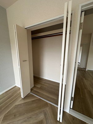 【収納】 | リバーハイツ麻生 | 南西向き洋室6帖のお部屋にあるクローゼットです！お洋服もしわにならず、キレイに収納できます☆