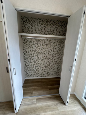 【収納】 | リバーハイツ麻生 | 玄関側、洋室6帖のお部屋にあるクローゼットです！洋室のお部屋それぞれにクローゼットがあると便利ですね！