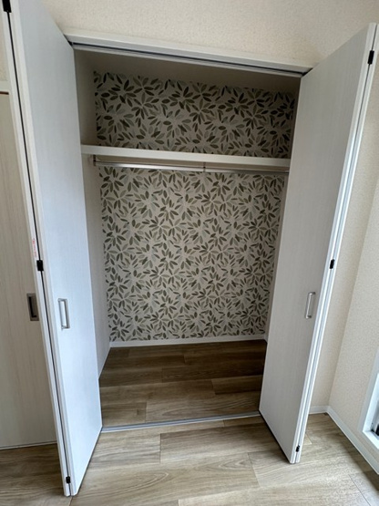 【収納】 | リバーハイツ麻生 | 玄関側、洋室6帖のお部屋にあるクローゼットです！洋室のお部屋それぞれにクローゼットがあると便利ですね！
