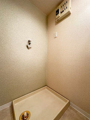 【設備】 | リバーハイツ麻生 | 洗面所内、洗髪洗面化粧台横にある室内洗濯機置き場です♪防水パンが付いているので万が一の漏水にも安心です！
