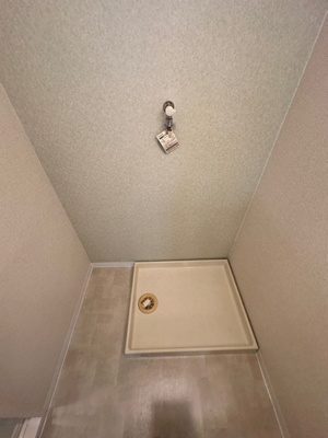 【設備】 | リバーハイツ麻生 | 洗面所にある室内洗濯機置き場です♪防水パンが付いているので万が一の漏水にも安心です！
