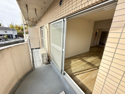 【バルコニー】 | リバーハイツ麻生 | バルコニーは南西向きなので、お洗濯物はお昼からでも乾きそう♪気分転換をするにもおすすめです☆