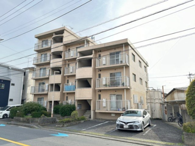 【外観】 | リバーハイツ麻生 | 小田急線「柿生」駅まで徒歩11分！鉄筋コンクリートの5階建てマンションです♪通勤通学はもちろん、お買い物やお出かけにもGood☆