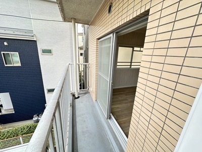 【バルコニー】 | リバーハイツ麻生 | 玄関側、洋室6帖のお部屋から繋がるバルコニーです！バルコニーが2ヶ所あるのでお洗濯物もたっぷり干せます◎