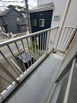 【バルコニー】 | リバーハイツ麻生 | 玄関側、洋室6帖のお部屋から繋がるバルコニーです！バルコニーが2ヶ所あるのでお洗濯物もたっぷり干せます◎