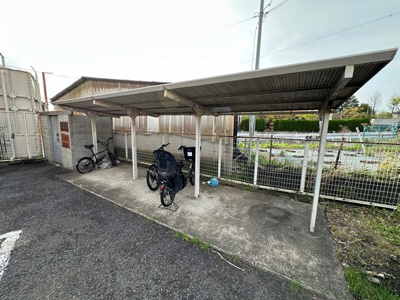 【その他共用部分】 | リバーハイツ麻生 | 屋根付きの駐輪場があるので雨が降っても安心です☆荷物が重いときに自転車があれば助かりますね！