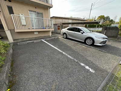 【駐車場】 | リバーハイツ麻生 | いつでも目の届く敷地内に駐車場があります♪お車をお持ちのファミリーさんにオススメです☆