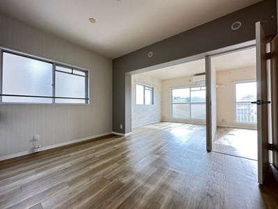 【居間・リビング】 | リバーハイツ麻生 | 南西向きリビングダイニングキッチン13帖☆バルコニーに繋がる角部屋二面採光のお部屋です！エアコン付きで1年中快適に過ごせますね☆