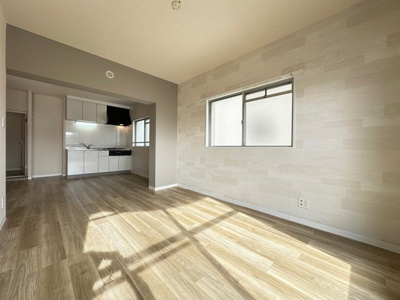 【居間・リビング】 | リバーハイツ麻生 | 南西向きリビングダイニングキッチン13帖☆バルコニー側からの眺めです♪椅子とテーブルを囲んで家族団欒の時間を過ごせます！