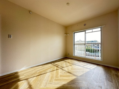 【洋室】 | リバーハイツ麻生 | 南西向き洋室6帖☆バルコニーに繋がるお部屋です！ベッドを置いて寝室にするのもオススメです☆