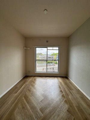 【洋室】 | リバーハイツ麻生 | 南西向き洋室6帖☆バルコニーに繋がるお部屋です！ベッドを置いて寝室にするのもオススメです☆