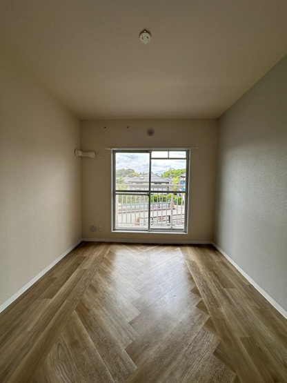 【洋室】 | リバーハイツ麻生 | 南西向き洋室6帖☆バルコニーに繋がるお部屋です！ベッドを置いて寝室にするのもオススメです☆