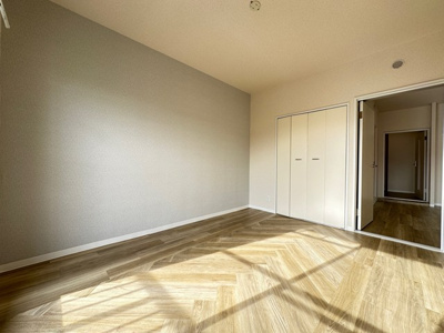 【洋室】 | リバーハイツ麻生 | 南西向き洋室6帖☆クローゼットがあります♪お洋服がスッキリ収納できて、整理しやすくなりますね☆