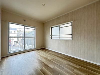 【洋室】 | リバーハイツ麻生 | 洋室6帖☆玄関側にある角部屋二面採光のお部屋です♪アクセントクロスが魅力的☆こちらのお部屋もバルコニーに繋がっています！