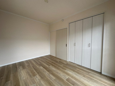 【寝室】 | リバーハイツ麻生 | 洋室6帖☆バルコニー側からの眺めです！こちらのお部屋にもクローゼットがあります♪お洋服の多い方もお部屋が片付いて快適に過ごせますね♪