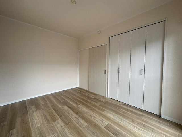 【寝室】 | リバーハイツ麻生 | 洋室6帖☆バルコニー側からの眺めです！こちらのお部屋にもクローゼットがあります♪お洋服の多い方もお部屋が片付いて快適に過ごせますね♪