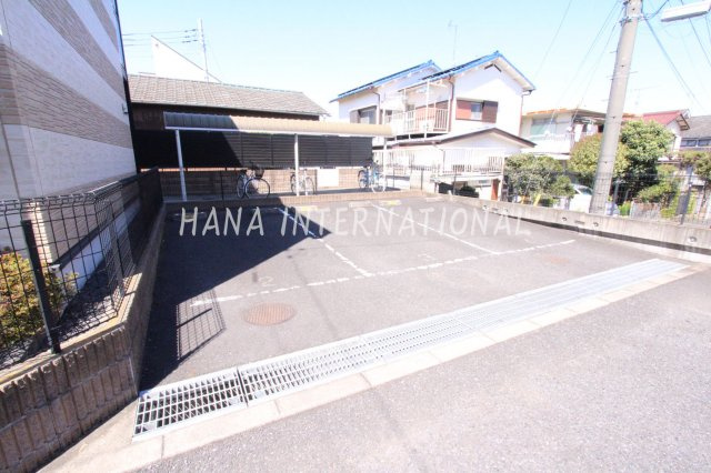 エヌファミールの駐車場