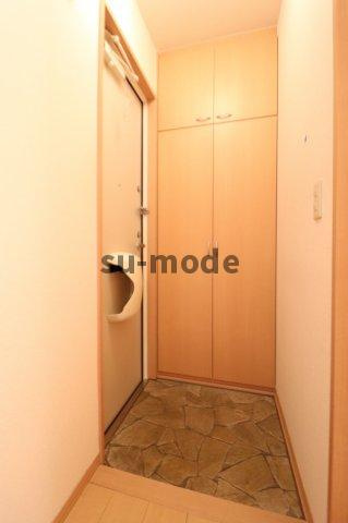 カーサアルペジオB棟の玄関