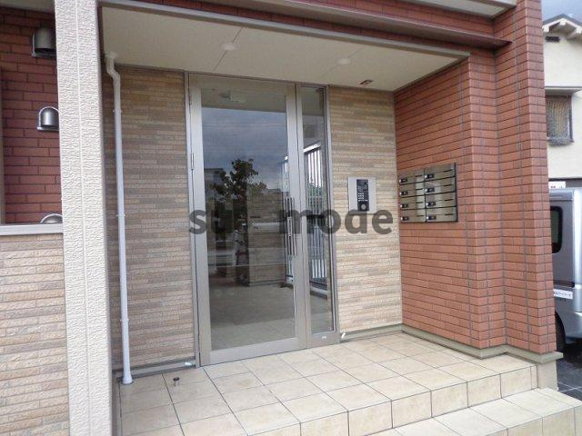 ネオライヴズ　岸部のエントランス