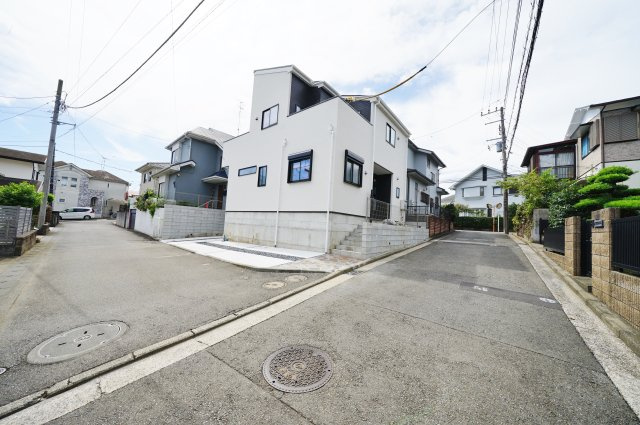【横浜市瀬谷区宮沢１丁目57-27新築戸建て】★仲介手数料無料★（原小学校・原中学校）の前面道路含む現地写真