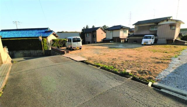 【外観】 | 100坪を超える広い住宅用地です。