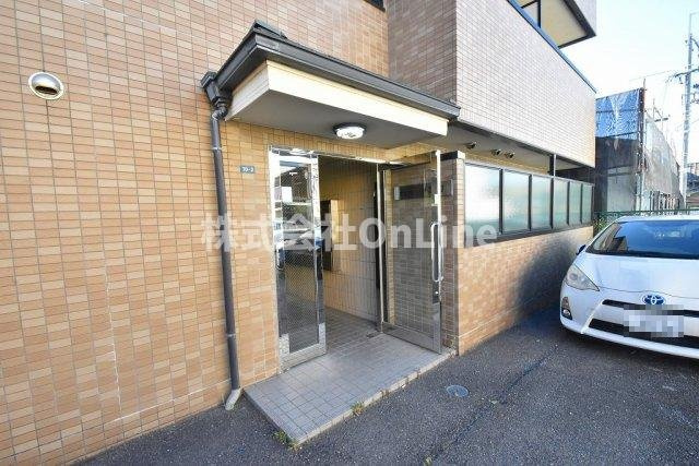 八尾市宮町１丁目の賃貸マンションのエントランス