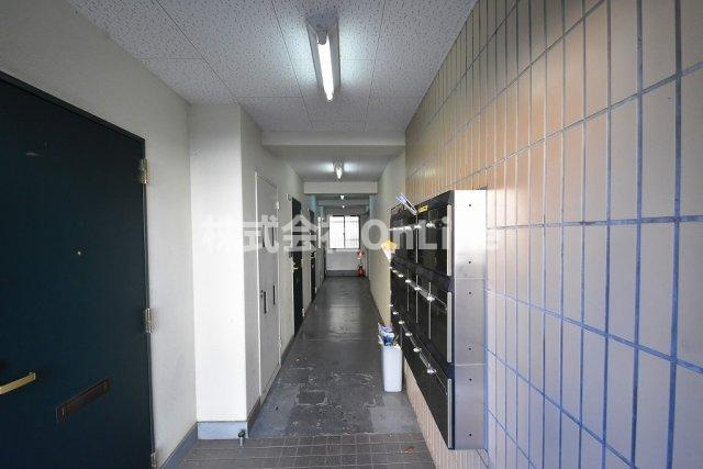 八尾市宮町１丁目の賃貸マンションのロビー