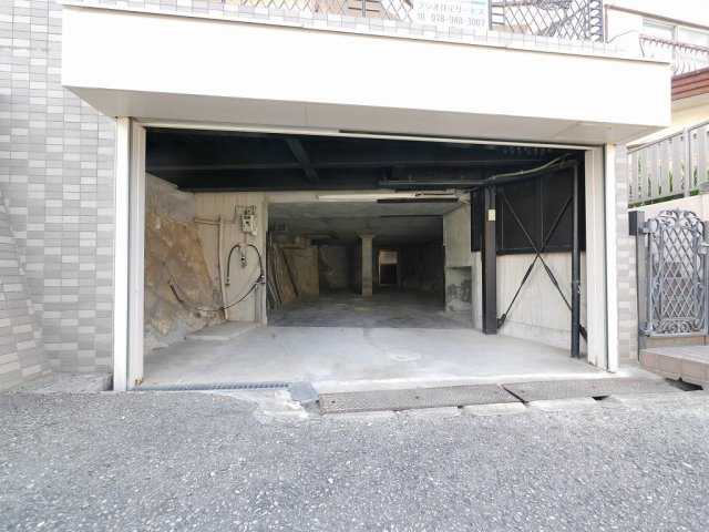 魚住町清水戸建の駐車場|車高160ｃｍ