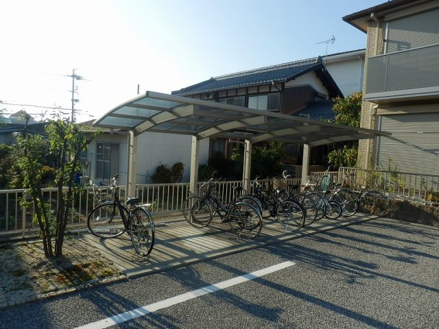カストルム谷畑のその他共用部分|屋根付き駐輪場です