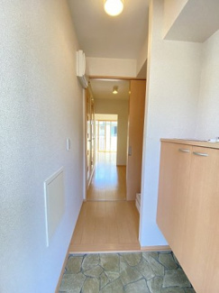 【展望】 | ※参考写真※玄関から室内への景観です！キッチンの奥に洋室5.8帖のお部屋があります♪
