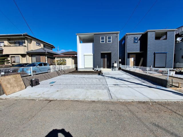 新築　高崎市井野町第8　Livele Garden.S　1号棟の駐車場|現地写真　 駐車スペース広々！建物南側に並列で３台置けます♪					
