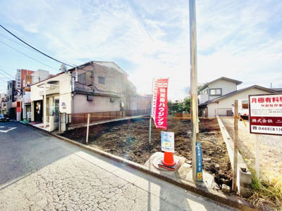 【前面道路含む現地写真】 | ☆駅徒歩１分☆まさに駅チカを極めた立地、ここに誕生！／建築条件なし売地／藤沢市亀井野１丁目 | 東西に延びた約３３坪の整形地！住宅以外にもアパート・店舗用地としてもご検討頂ける物件です。やはり注目すべきポイントは駅徒歩１分、そして商業施設が身近にあるという利便性、公園などもございます☆