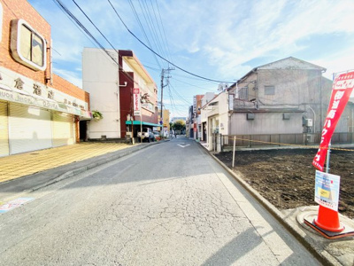 【前面道路含む現地写真】 | ☆駅徒歩１分☆まさに駅チカを極めた立地、ここに誕生！／建築条件なし売地／藤沢市亀井野１丁目 | 駅徒歩１分ですが落ち着いた街並みの商店街に現地はございます。近くにはドラッグストア・スーパー・コンビニ等あるので、とっても便利です♪駅が見えるくらい駅チカです♪（写真正面奥が六会日大前駅）