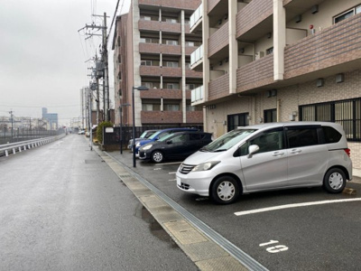 【駐車場】 | プレコート上鳥羽 | 駐車場があります
