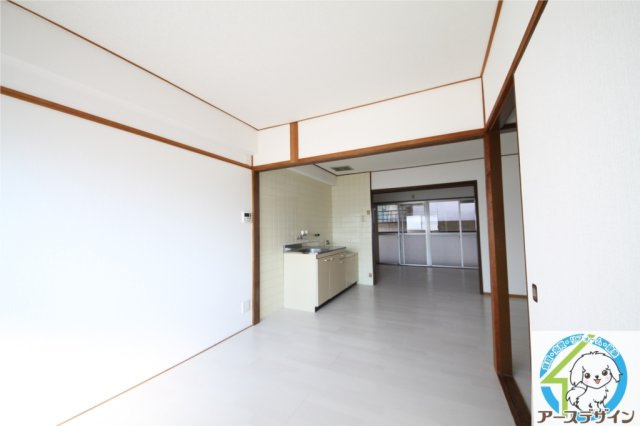 伊勢田マンションの居間・リビング