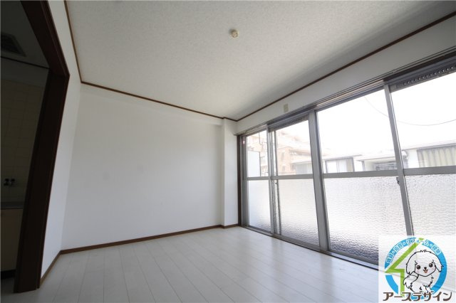 伊勢田マンションの洋室