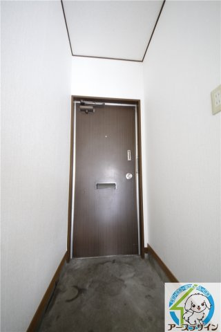 伊勢田マンションの玄関