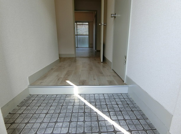 ロイヤルハイツさつき丘の玄関