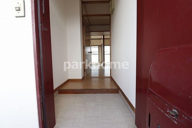 コーポ田中1号館の玄関|収納もある玄関です