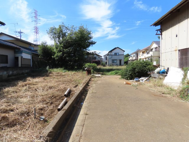 坂戸市中小坂売地の前面道路含む現地写真