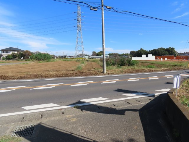 坂戸市中小坂売地の前面道路含む現地写真